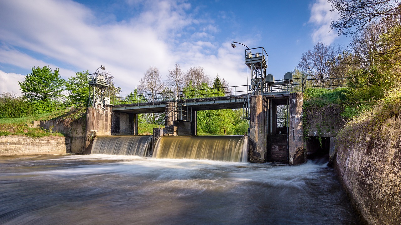 découvrez l'hydroélectricité, une source d'énergie renouvelable et durable qui utilise la force de l'eau pour produire de l'électricité. explorez ses avantages, son fonctionnement et son impact sur l'environnement.