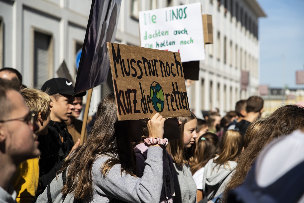 découvrez les manifestations pour le climat qui mobilisent des milliers de citoyens à travers le monde. informez-vous sur les enjeux environnementaux, les revendications des militants et l'importance de l'action collective pour lutter contre le changement climatique.