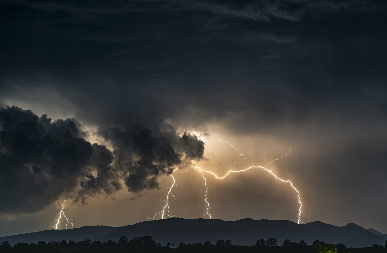 découvrez tout ce qu'il faut savoir sur les tempêtes : types, causes, impacts et conseils pour se protéger. restez informé sur les phénomènes météorologiques extrêmes et apprenez à anticiper leur arrivée.